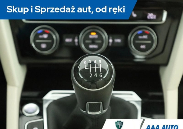 Volkswagen Passat cena 74000 przebieg: 87208, rok produkcji 2016 z Sobótka małe 254